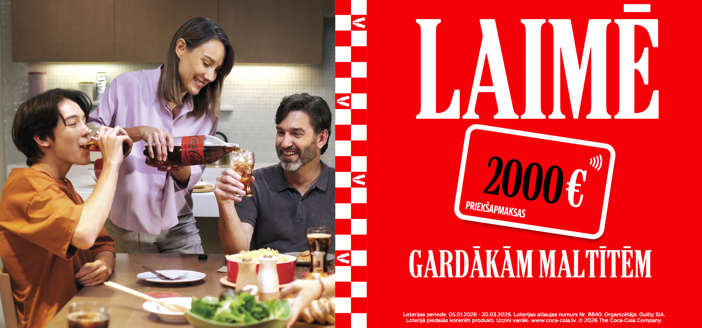 Cilvēki pie pusdienu galda dzer Coca‑Cola, blakus sarkana kampaņas reklāma ar 2000 € balvu.