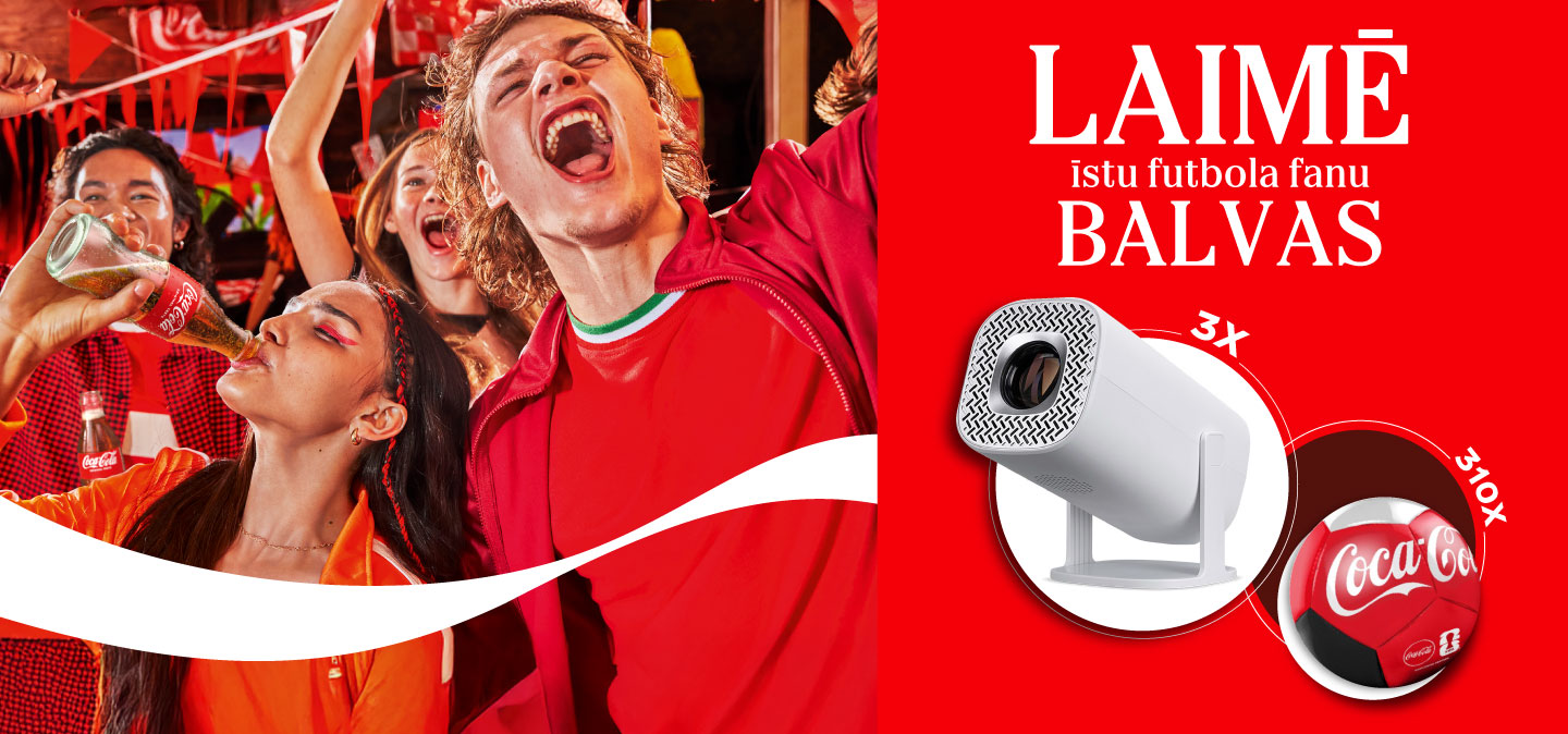  priecīgi cilvēki sarkanā krāsā un teksts “Laimē dažādas balvas”, Coca‑Cola kampaņa.