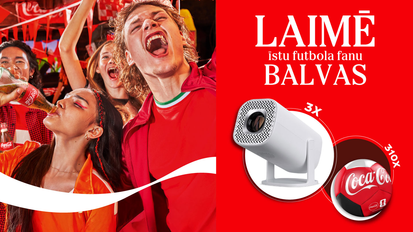 Priecīgi cilvēki “Coca‑Cola” reklāmā, sarkans fons, laimē balvas – pārnēsājams Bluetooth skaļrunis un “Coke” zīmols.