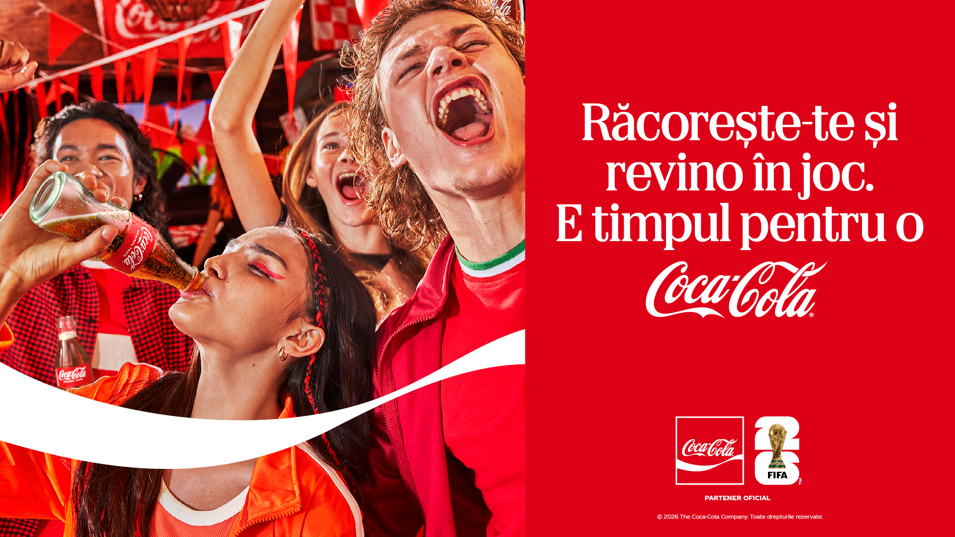 Fanii fotbalului aclamând un meci ținând în mână o sticlă de Coca-Cola