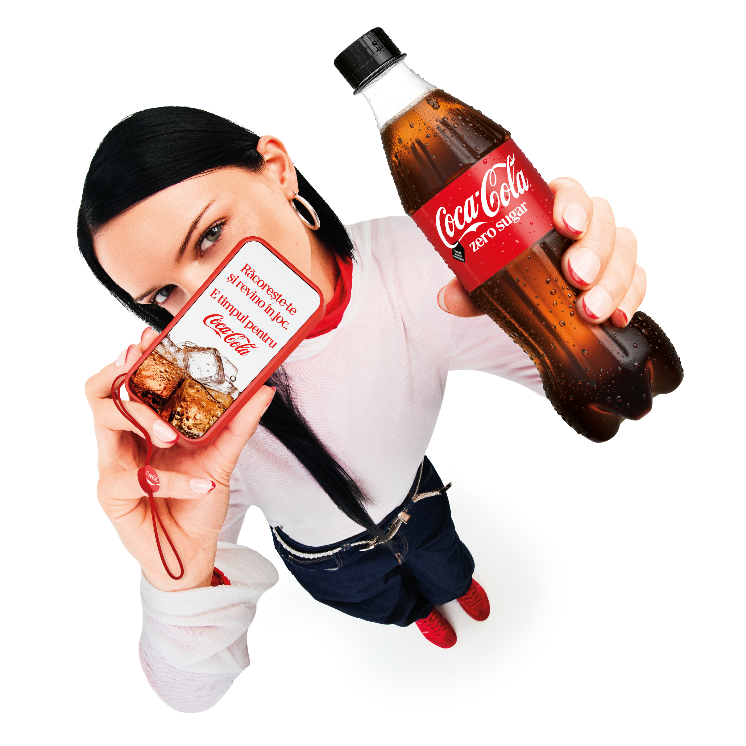 O tânără ținând un iPhone și o Coca-Cola