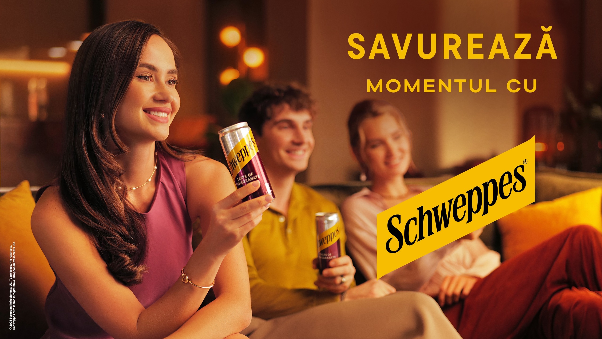 O femeie zâmbitoare ține o doză de Schweppes, alături de doi prieteni relaxați pe canapea; pe imagine apare textul „Savurează momentul cu Schweppes”
