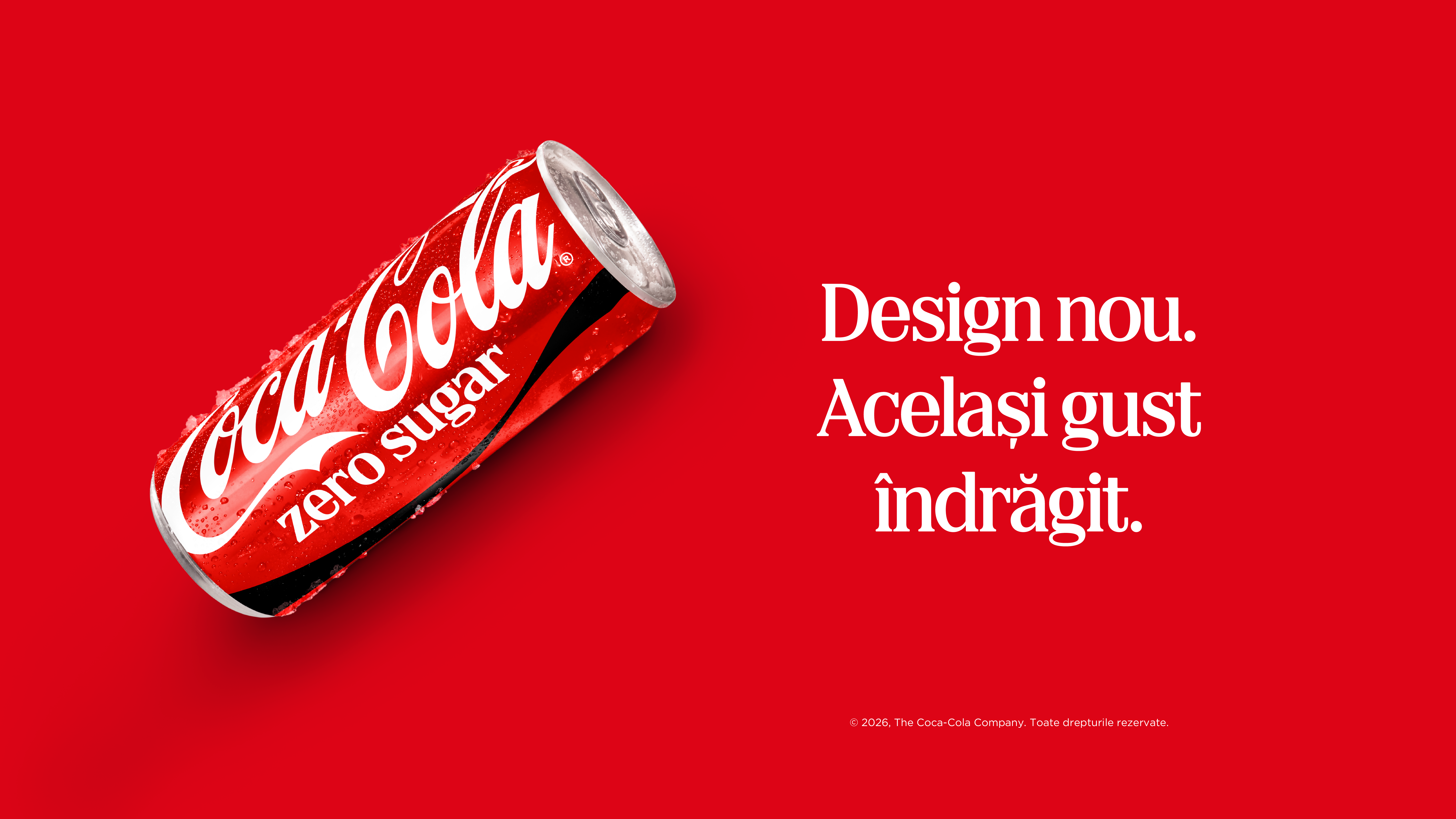 Landscape Noua doză Coca-Cola Zero Zahăr cu noul look Coca-Cola, afișată pe un fundaș roșu cu mesajul ""Look nou. Același gust irezistibil""  Zero Sugar – Portrait Noua doză Coca-Cola Zero Zahăr așezată în unghi, afișată pe un fundaș roșu cu mesajul ""Look nou. Același gust irezistibil"