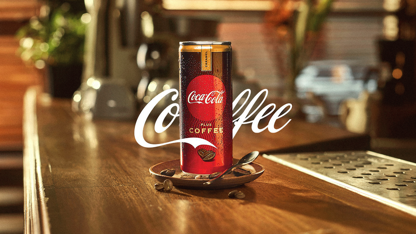 Doză de Coca-Cola Plus Coffee pe un bar