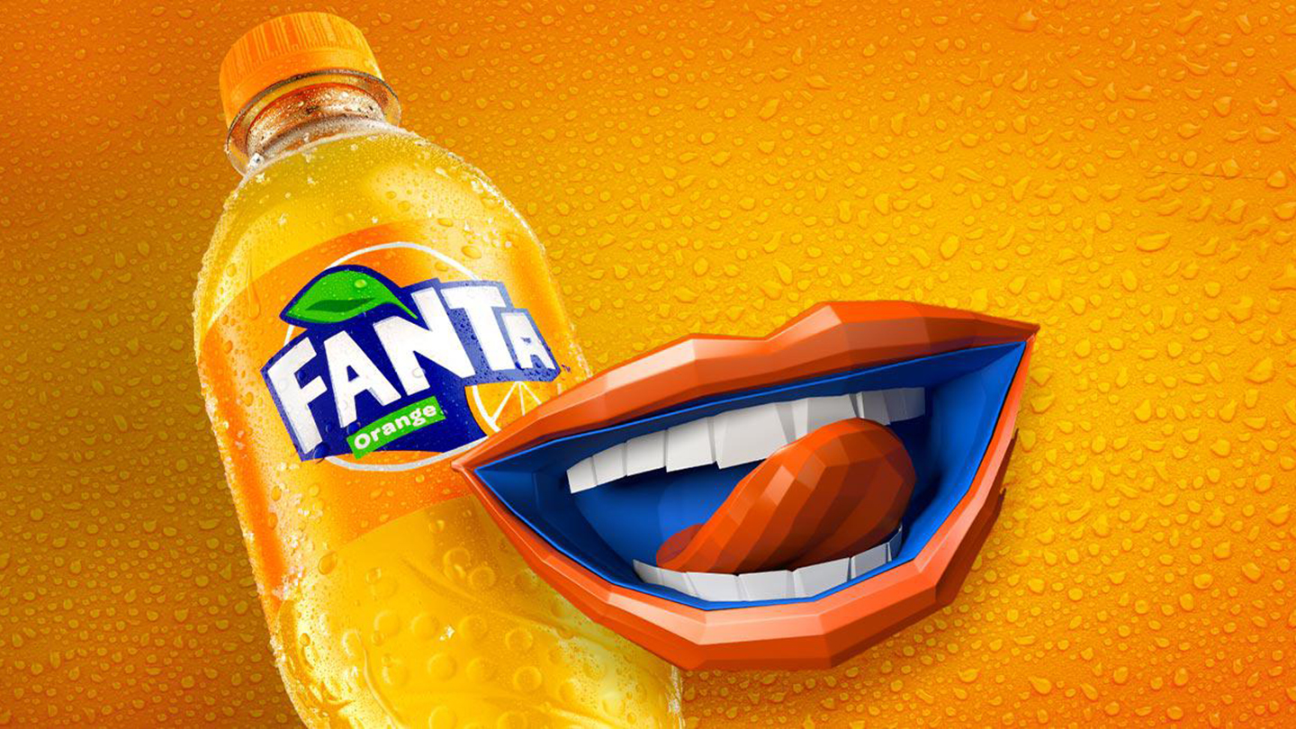 Sticlă de Fanta Portocale pe fundal portocaliu cu picături de apă, peste sticlă apare o gură desenată care se linge pe buze.