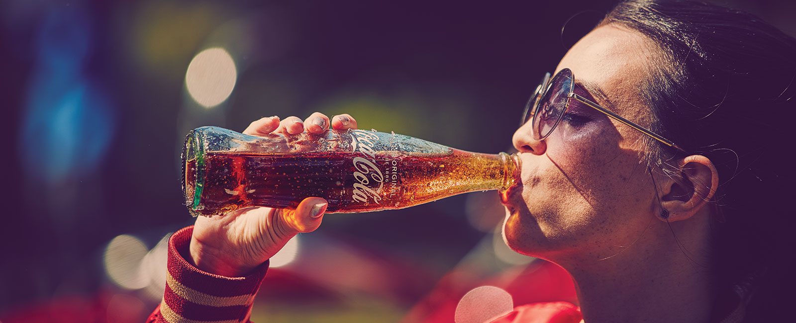 Маж кој среќно пие Coca-Cola