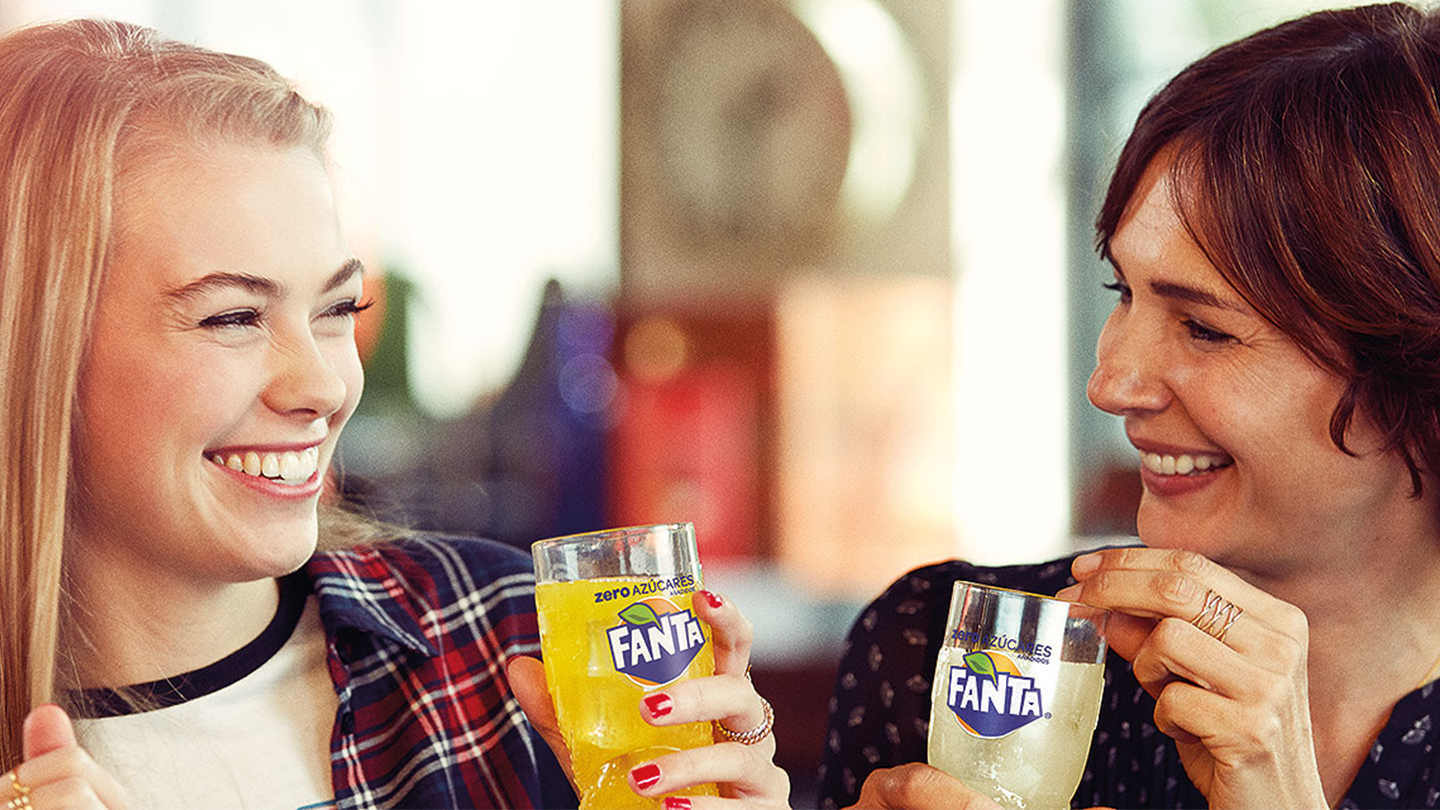 Две жени со задоволство пијат различни варијации на Fanta