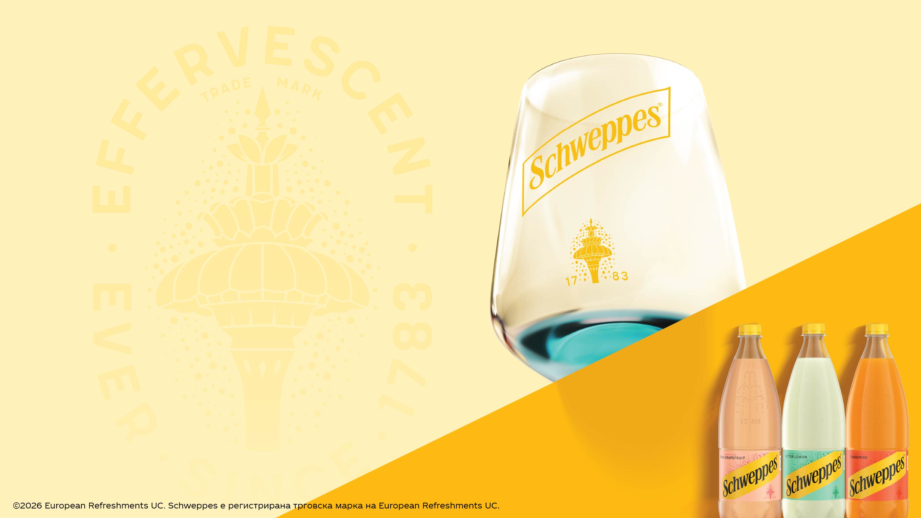 Рака држи розов коктел со лед и лимон покрај шише Schweppes.
