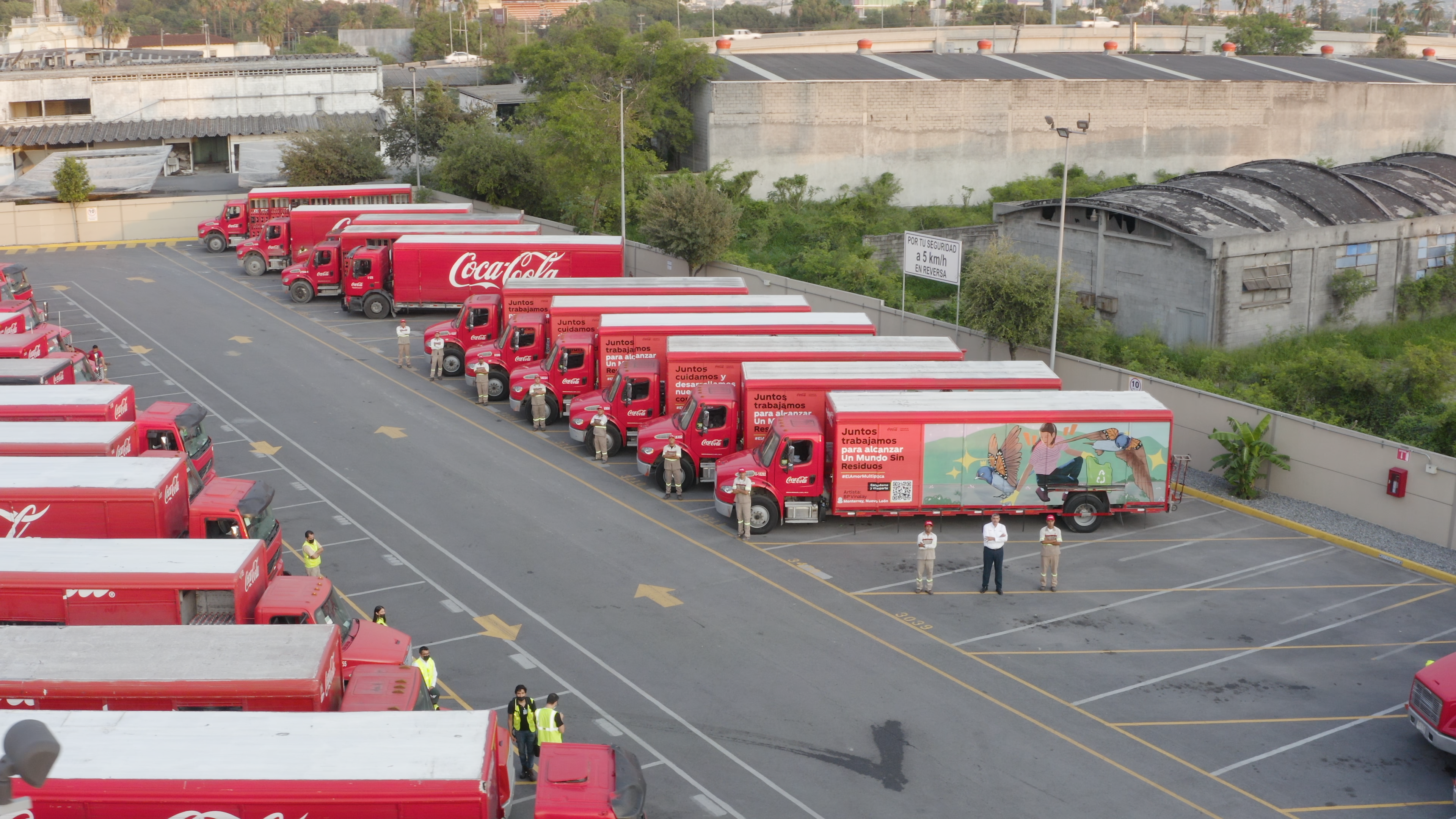 Camiones de Coca-Cola estacionados