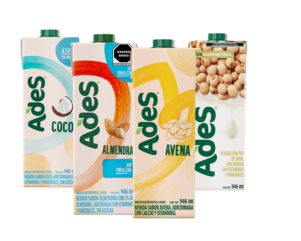 Botellas de litro de Leche Ades Coco, Leche Ades Almendra, Leche Ades Avena y Leche Ades Soya.