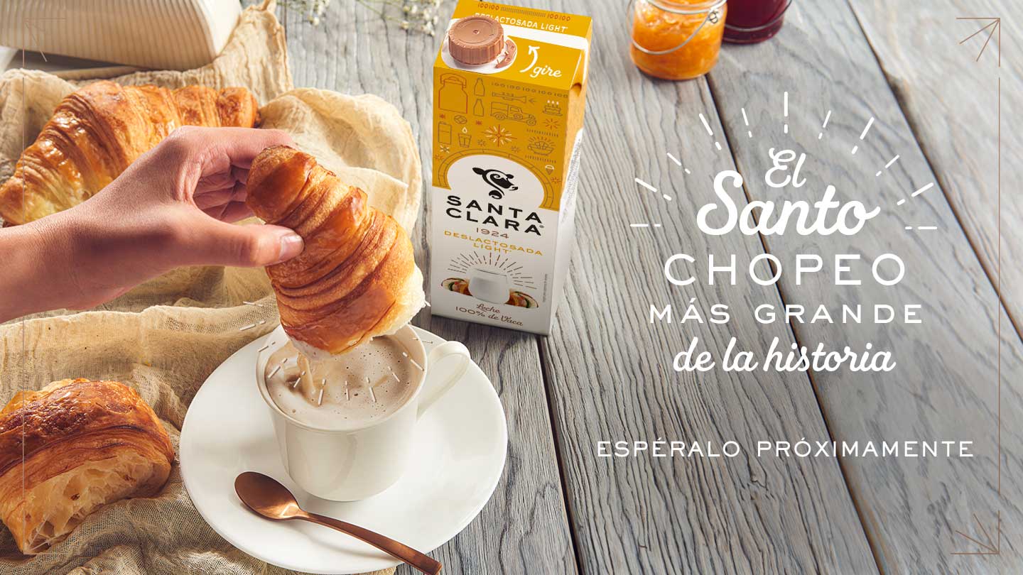 Imagen congelada de leche de sabor chocolate  Santa Clara vertiéndose. Y logo de Santa Clara desde 1924