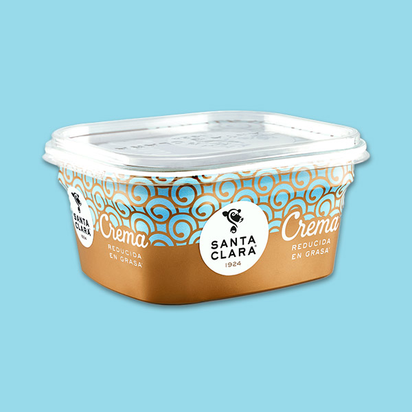 Crema reducida en grasa Santa Clara en un envase de color bronce de 350 ml, con marca blanca y el año '1924'.