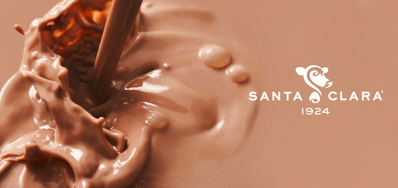 Imagen congelada de leche de sabor chocolate  Santa Clara vertiéndose. Y logo de Santa Clara desde 1924