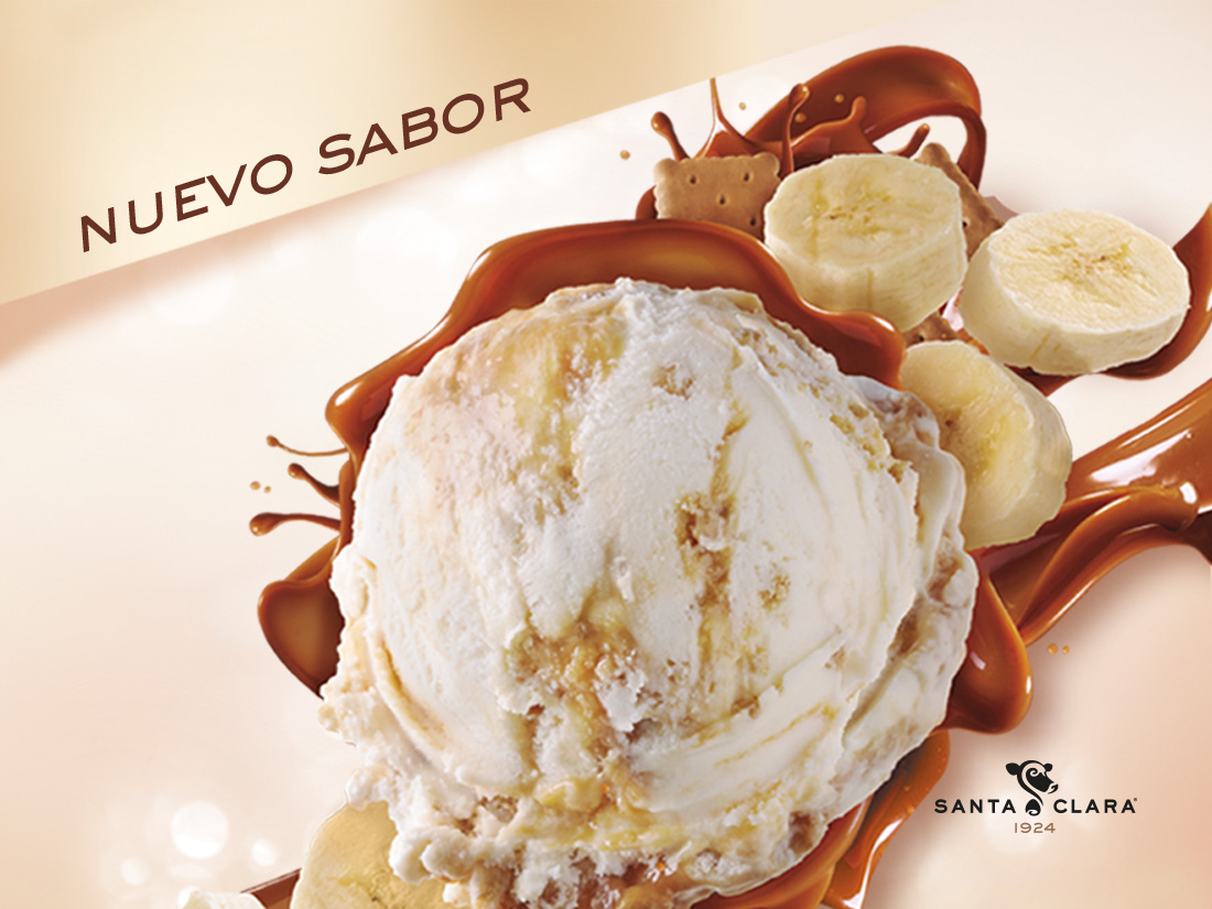 Imagen de una bola de helado Santa Clara, nuevo sabor, adornada con plátano, caramelo líquido y trozos de galleta. Se destaca el texto 'Nuevo Sabor' y el logo de Santa Clara.