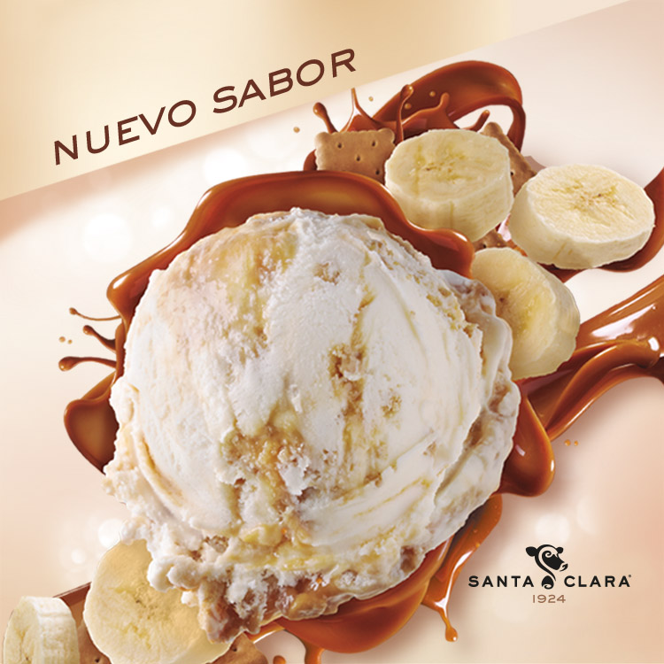 Imagen de una bola de helado Santa Clara, nuevo sabor, adornada con plátano, caramelo líquido y trozos de galleta. Se destaca el texto 'Nuevo Sabor' y el logo de Santa Clara.
