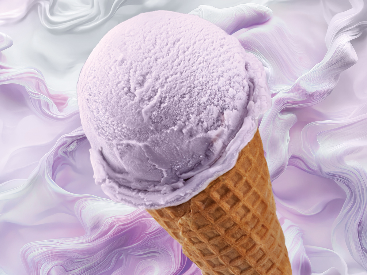 Bola de helado Santa Clara lila en cono con fondo morado.