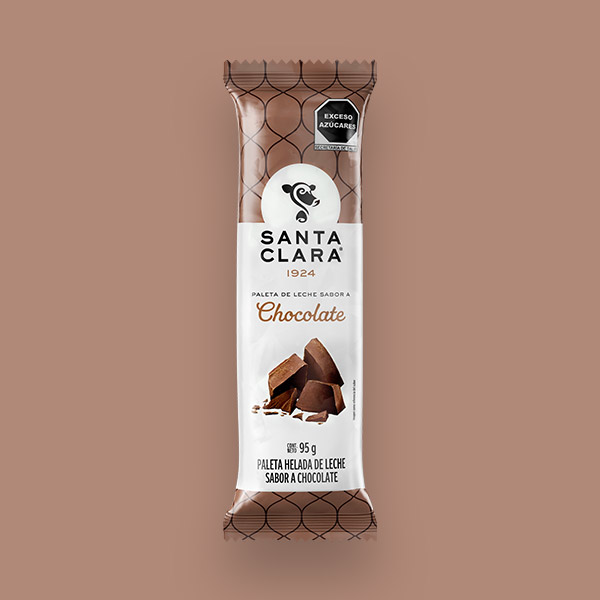 Paleta de leche Santa Clara sabor Chocolate en su empaque con imágenes de trozos de chocolate