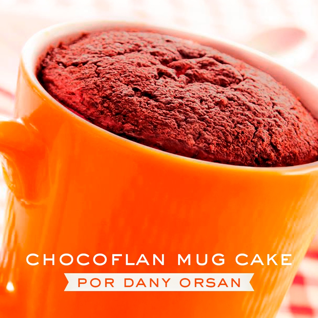 Una toma de cerca de un mug cake de chocolate en una taza naranja, con el texto "CHOCOFLAN MUG CAKE POR DANY ORBAN" en la parte inferior