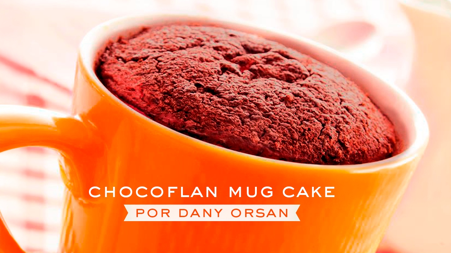 Una toma de cerca de un mug cake de chocolate en una taza naranja, con el texto "CHOCOFLAN MUG CAKE POR DANY ORBAN" en la parte inferior.