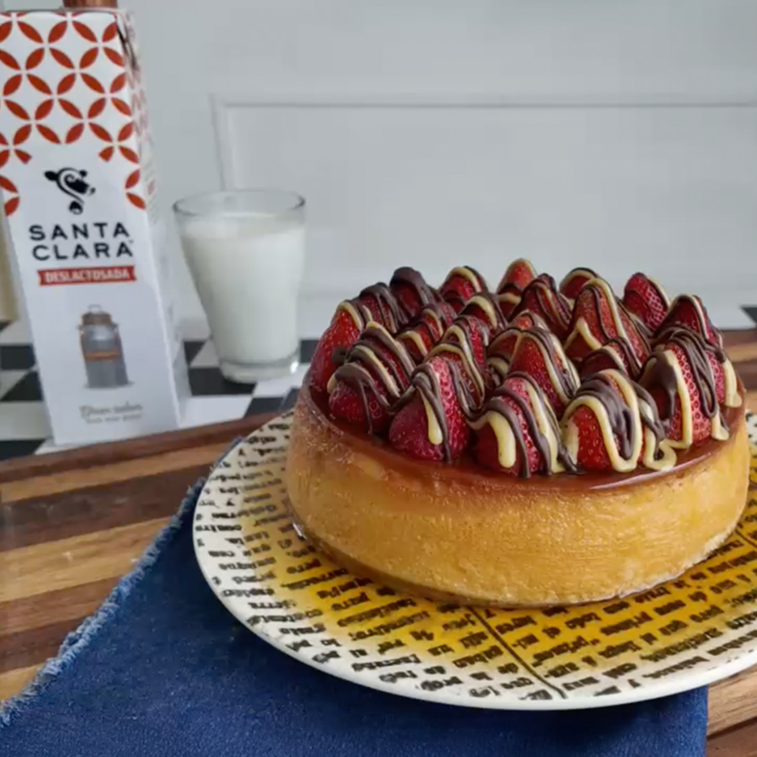 rebanada de flan con fresas 