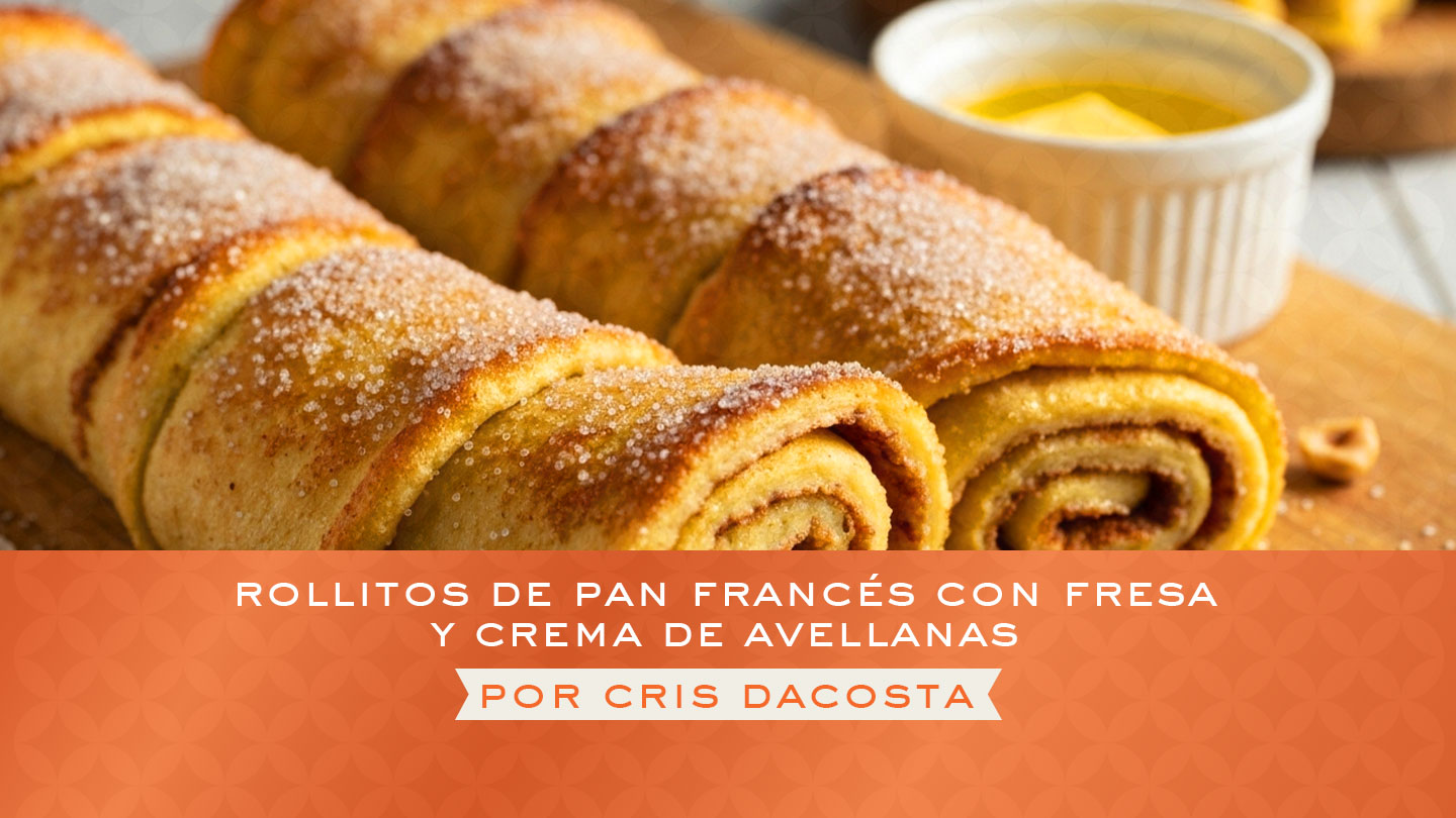 Rollitos de pan francés con azúcar, rellenos de fresa y crema de avellanas, sobre una tabla de madera. El texto dice 'ROLLITOS DE PAN FRANCÉS CON FRESA Y CREMA DE AVELLANAS POR CRIS DACOSTA'.