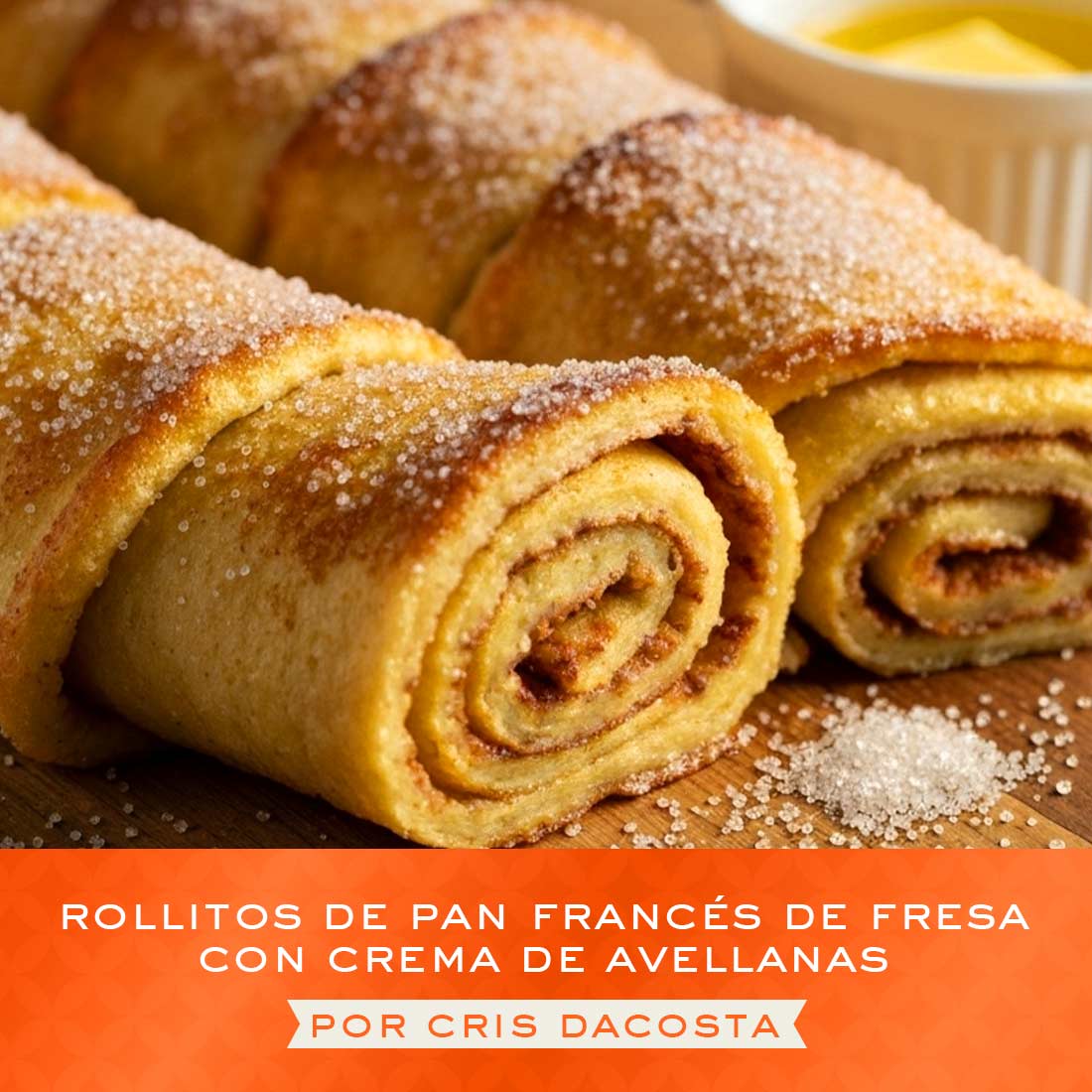ollos de pan francés rellenos de fresa y crema de avellanas, espolvoreados con azúcar, con fresas frescas al lado.