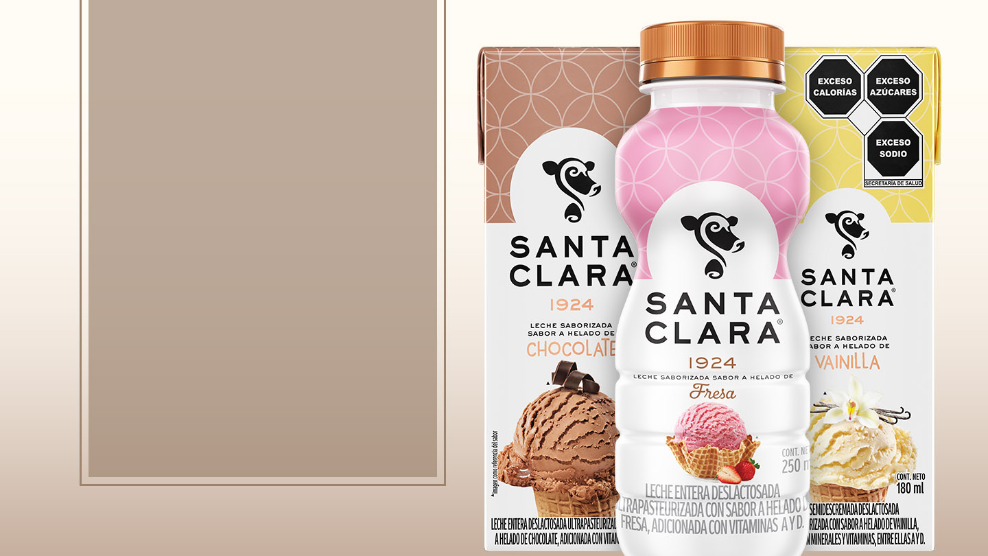 Líquido de chocolate vertiéndose, con el logo de Santa Clara y el año '1924' mostrado en un fondo marrón suave.