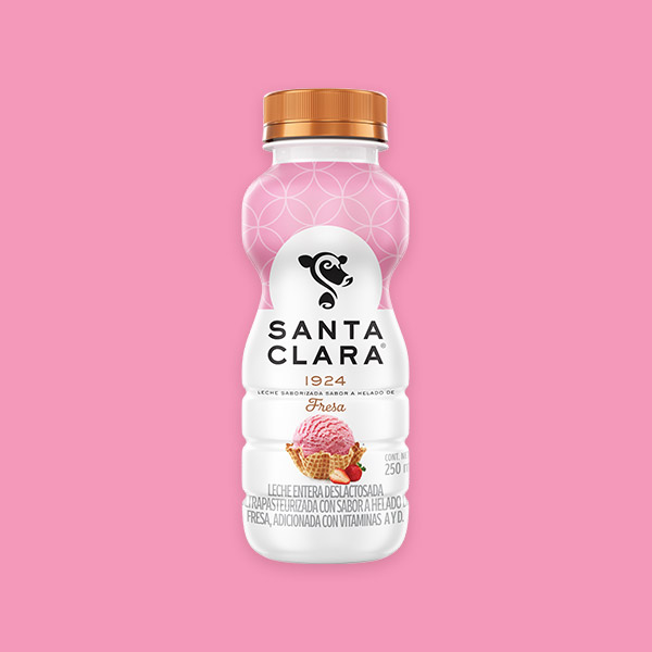 Envase de Leche Saborizada Santa Clara de Fresa de 250 mililitros.