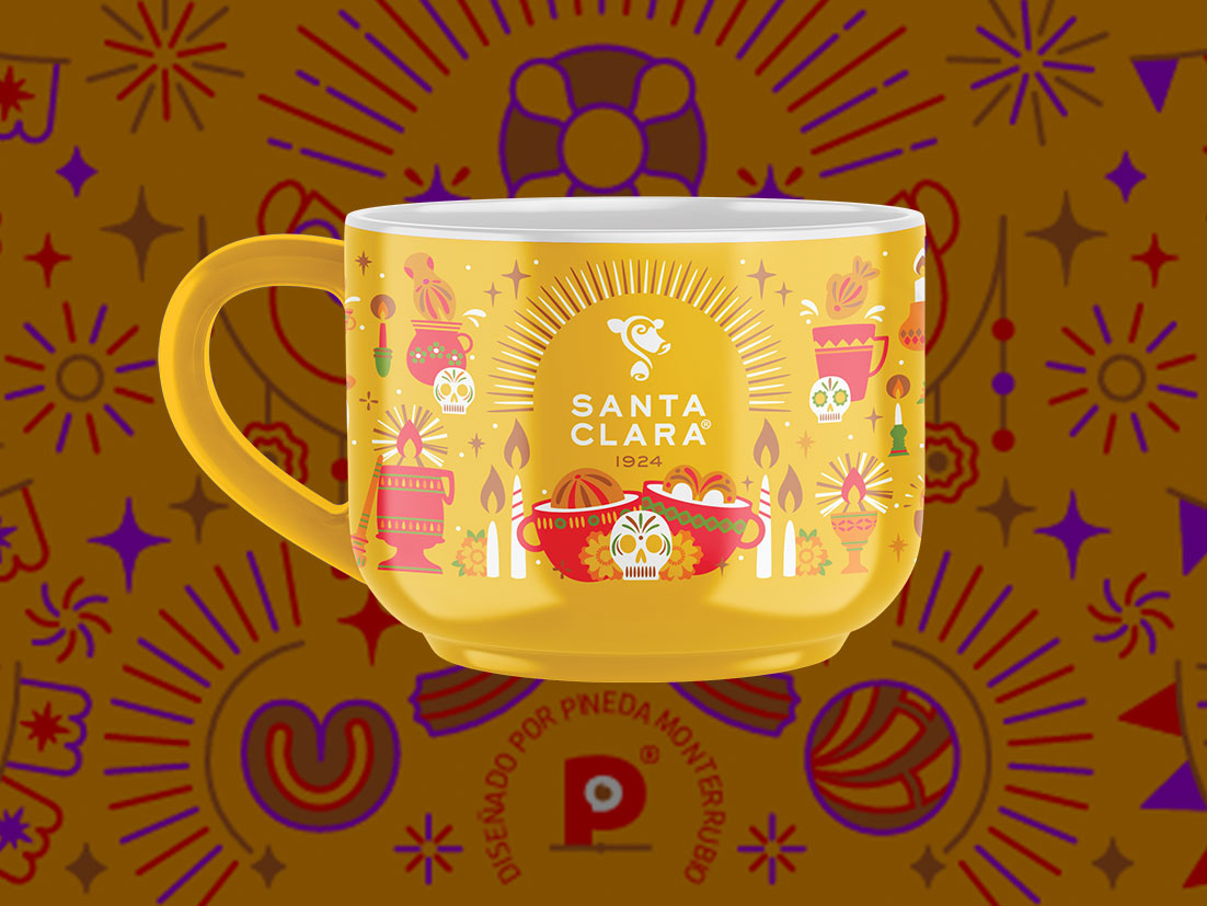 Una taza amarilla con el logo de Santa Clara en el centro, rodeada de patrones festivos en azul, naranja y rosa, sobre un fondo a juego.