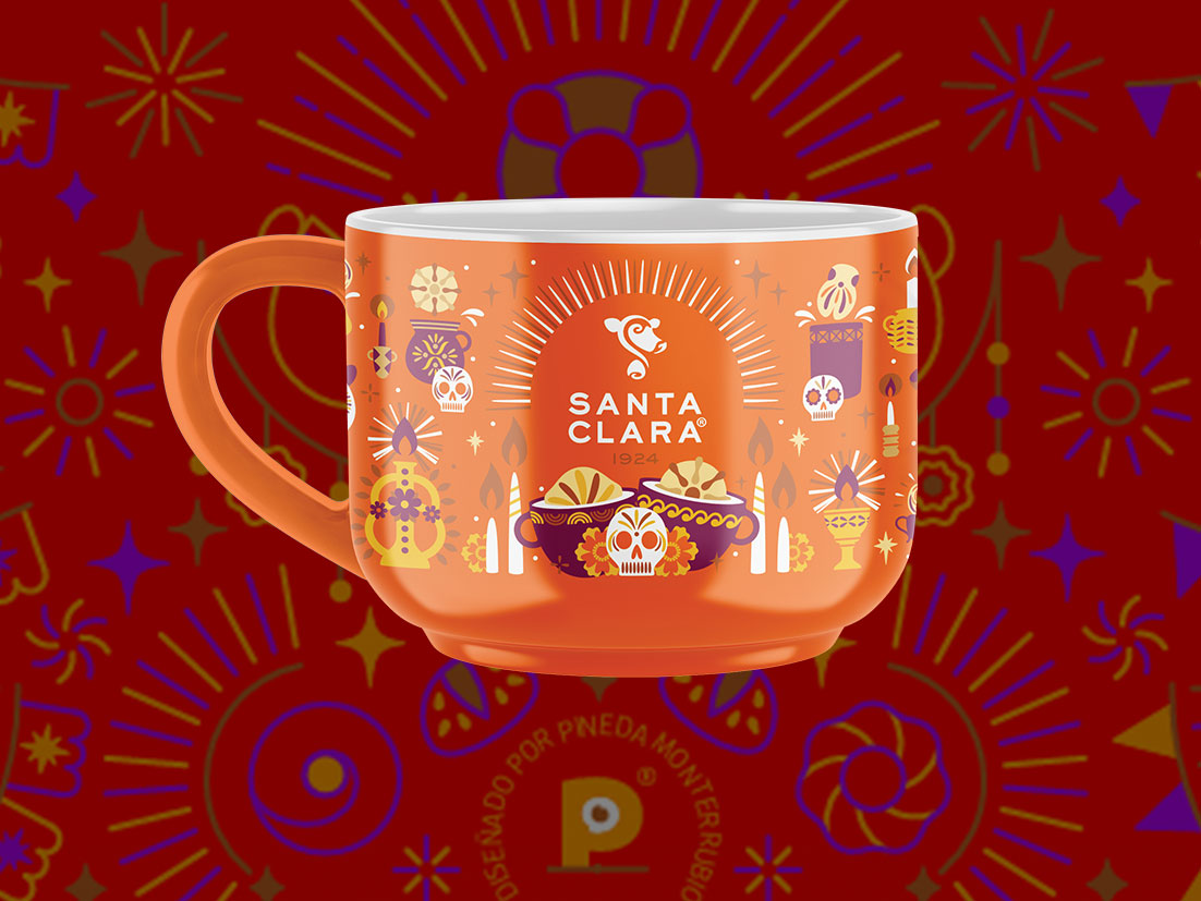 Una taza naranja con el logo de Santa Clara en el centro, rodeada de patrones festivos en azul, naranja y rosa, sobre un fondo a juego.