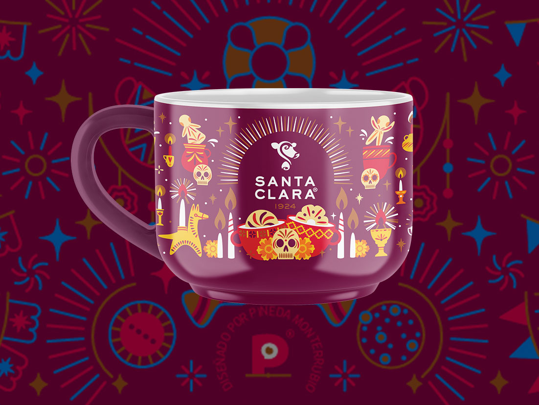 Una taza magenta con el logo de Santa Clara en el centro, rodeada de patrones festivos en azul, naranja y rosa, sobre un fondo a juego.