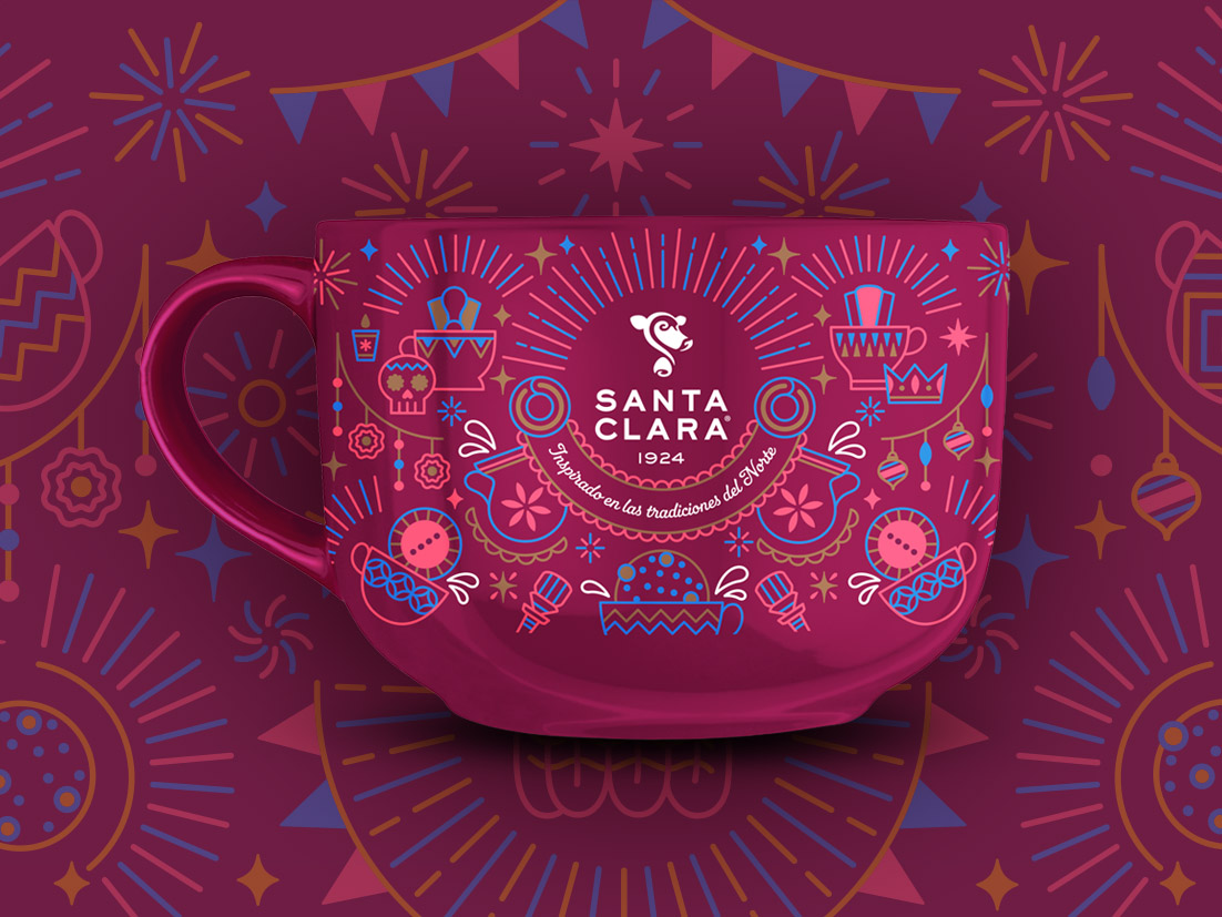 Una taza magenta con el logo de Santa Clara en el centro, rodeada de patrones festivos en azul, naranja y rosa, sobre un fondo a juego.