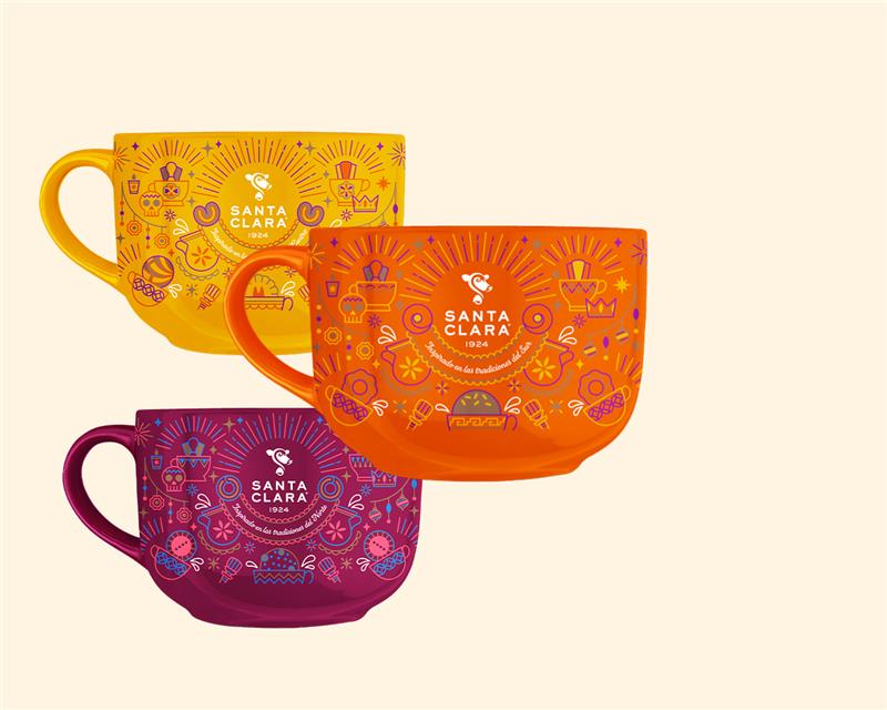 Tres tazas de Santa Clara con diseños festivos, una amarilla, una magenta y una naranja, dispuestas sobre un fondo beige claro.
