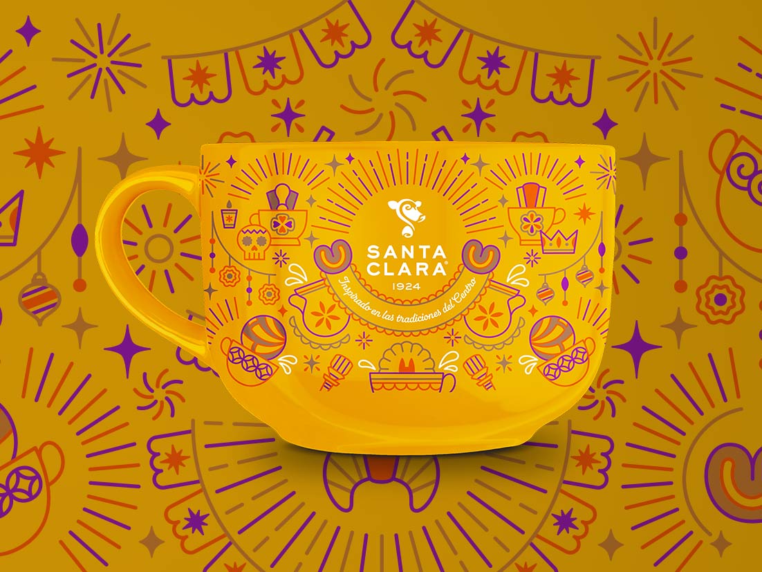 Una taza amarilla con el logo de Santa Clara en el centro, rodeada de patrones festivos en azul, naranja y rosa, sobre un fondo a juego.