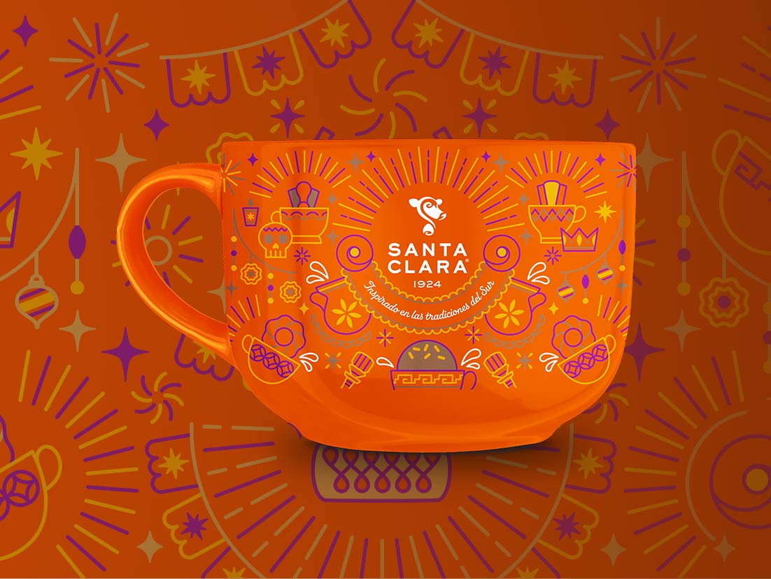Una taza naranja con el logo de Santa Clara en el centro, rodeada de patrones festivos en azul, naranja y rosa, sobre un fondo a juego.