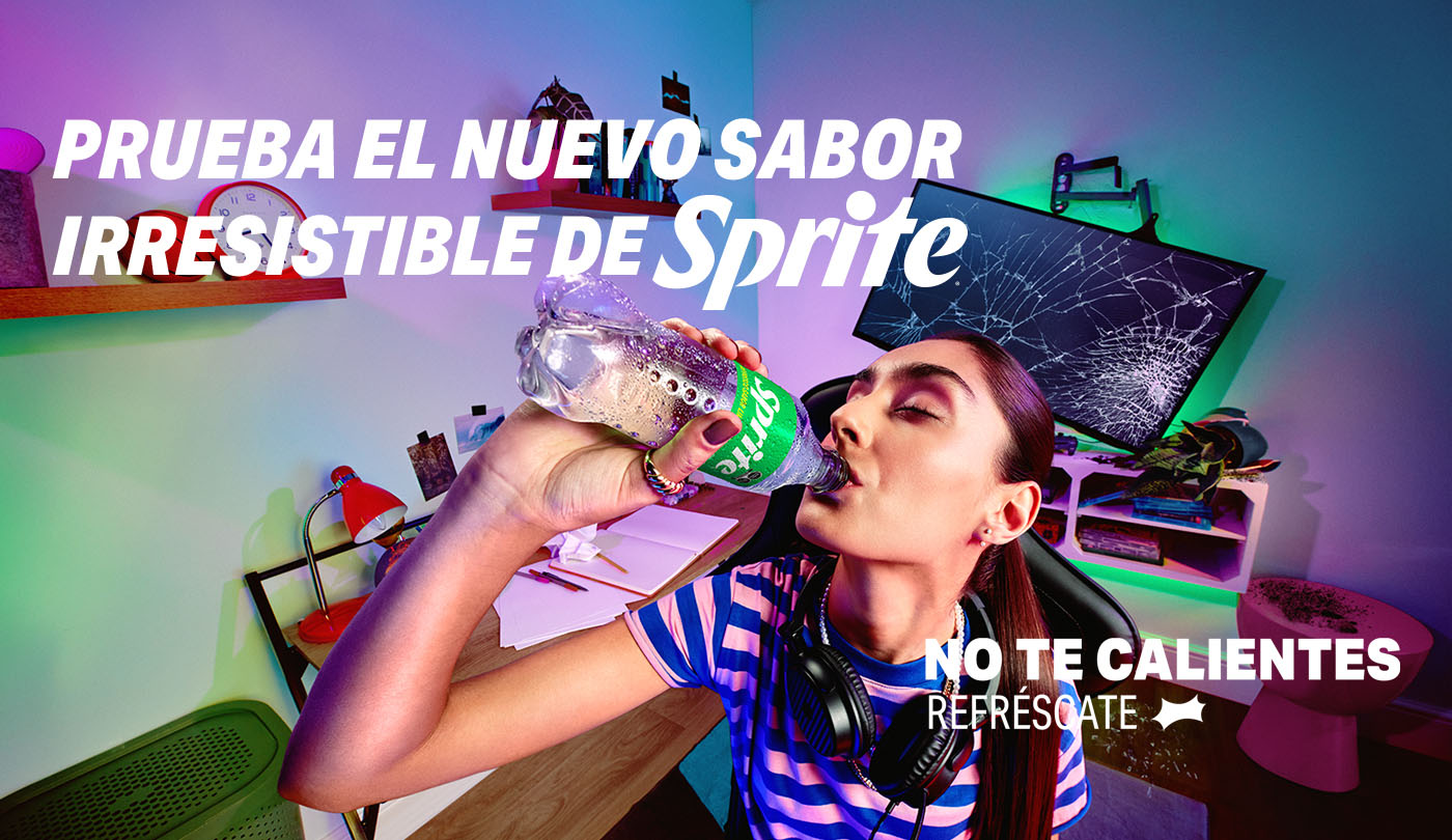 Mujer adolescente tomando la nueva botella de 500 cc de Sprite sabor lima limón original en un cuarto desordenado con la tv rota detrás de ella.