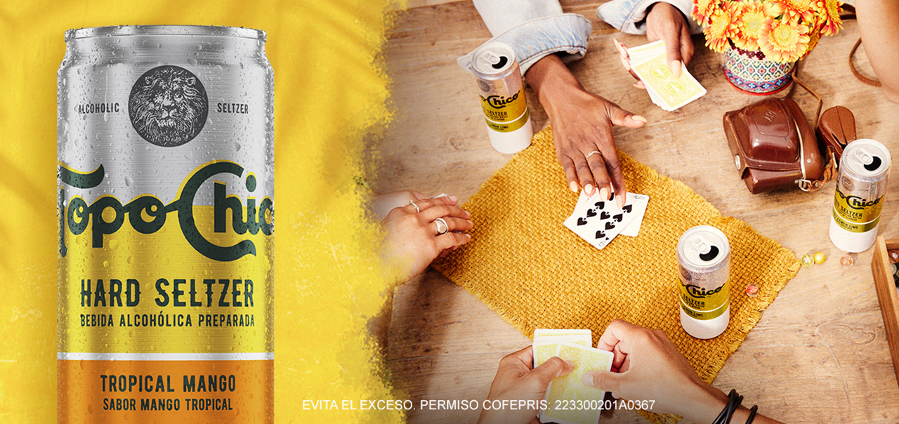 Grupo de gente jugando cartas y con bebidas enlatadas Topo Chico