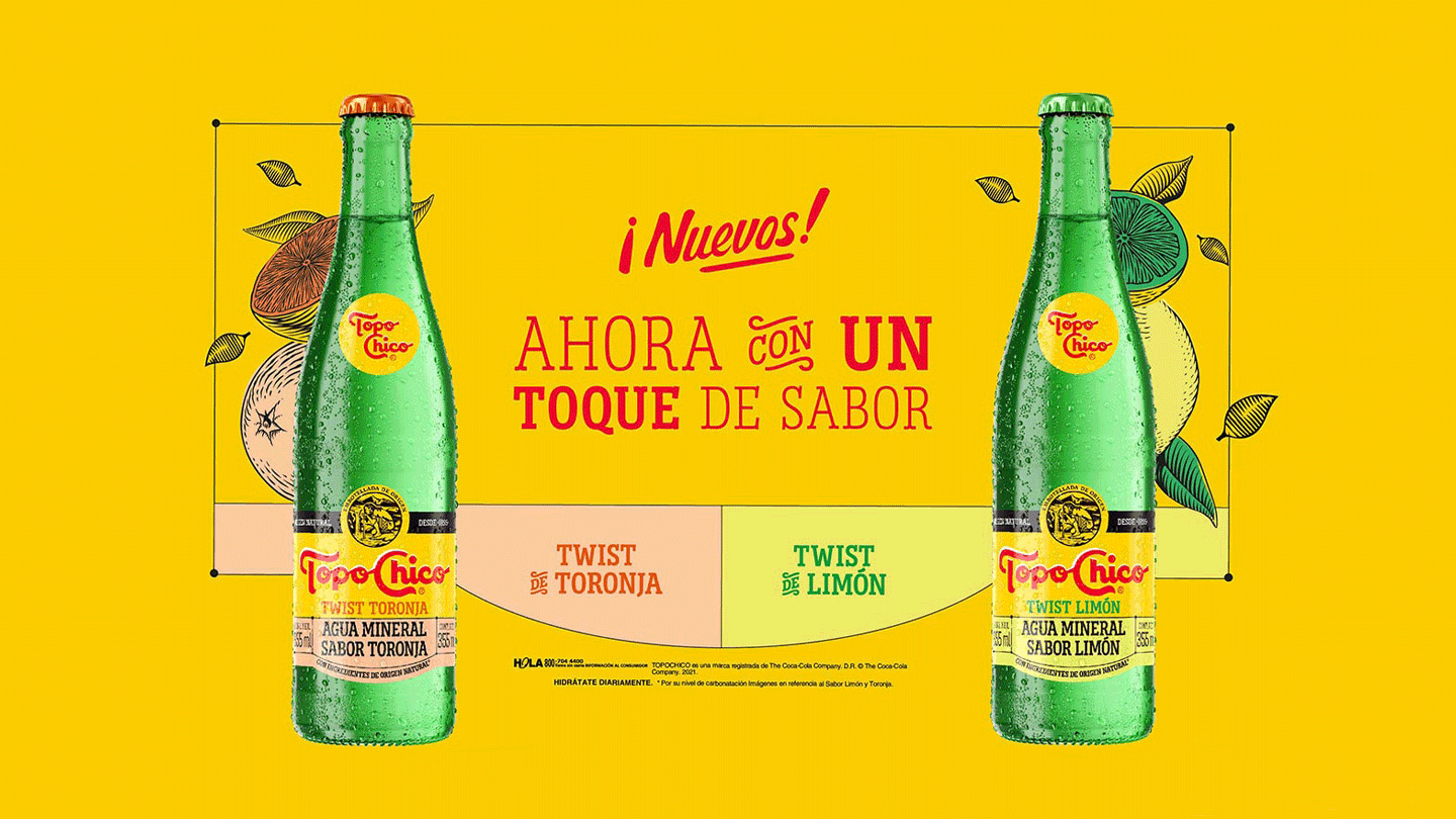 Topo Chico con texto: Ahora con un toque de sabor. Y dos botellas de vidrio color verde. Del lado izquierdo se encuentra sabor Twist Toronja; del lado derecho se encuentra sabor Twist de Limón.