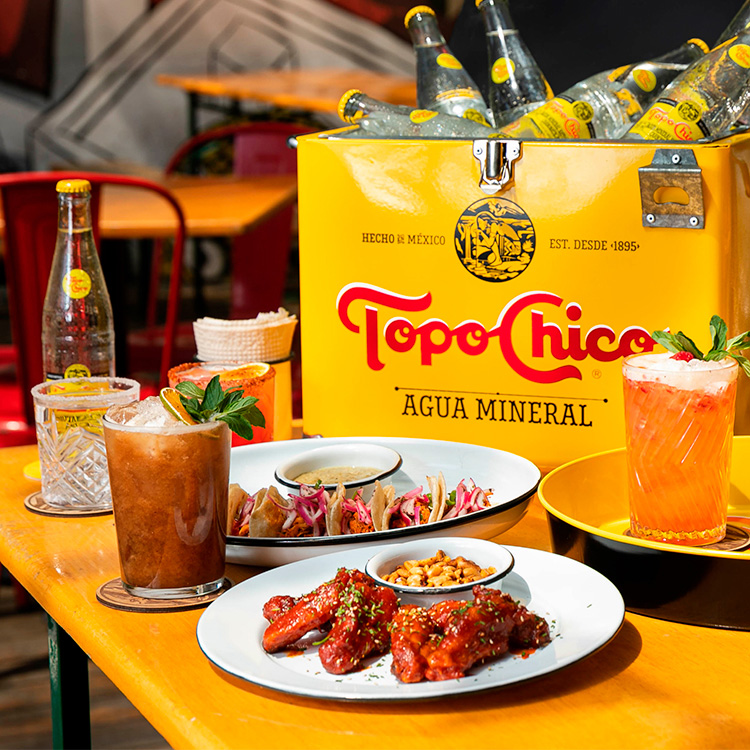 Comida y bebida, de fondo hielera Topo Chico