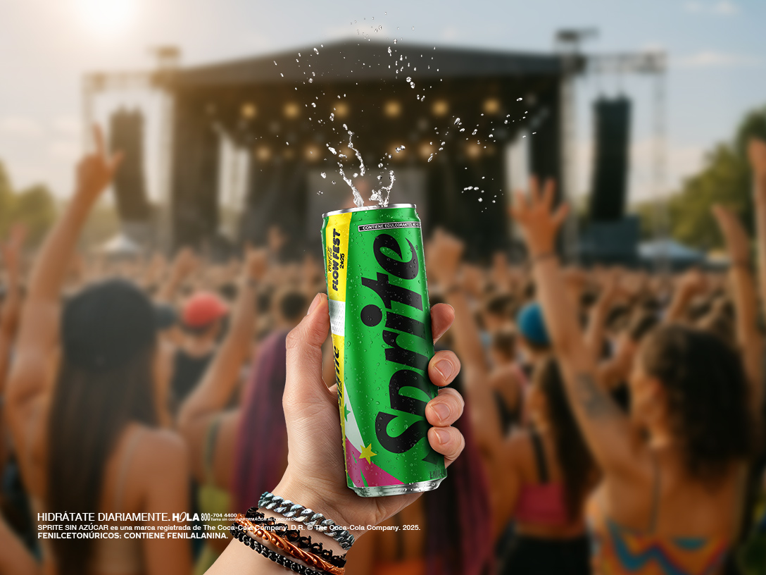 Se muestran tres latas de bebidas refrescantes: una lata verde de Sprite, una lata roja de Coca-Cola y una lata blanca y naranja de Flashlyte by Bodyarmor. Junto a ellas, se observa un boleto rojo con el logo de Coca-Cola Flow Fest. El fondo rojo está adornado con gráficos en negro, incluyendo una llama y estrellas.