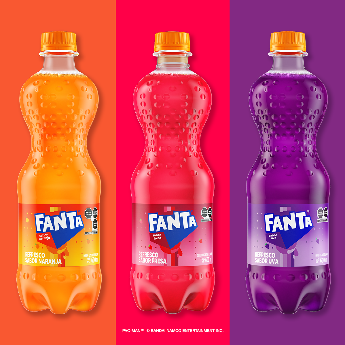 Tres botellas de Fanta naranja en sus tres sabores, naranja, fresa y uva con los fondos de su respectivo color; la de la izquierda sobre fondo naranja, la Fanta de fresa sobre fondo rojo y la de uva sobre fondo violeta.