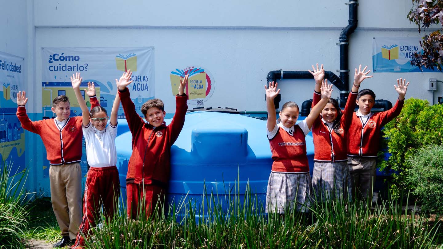 Niños levantando sus manos.