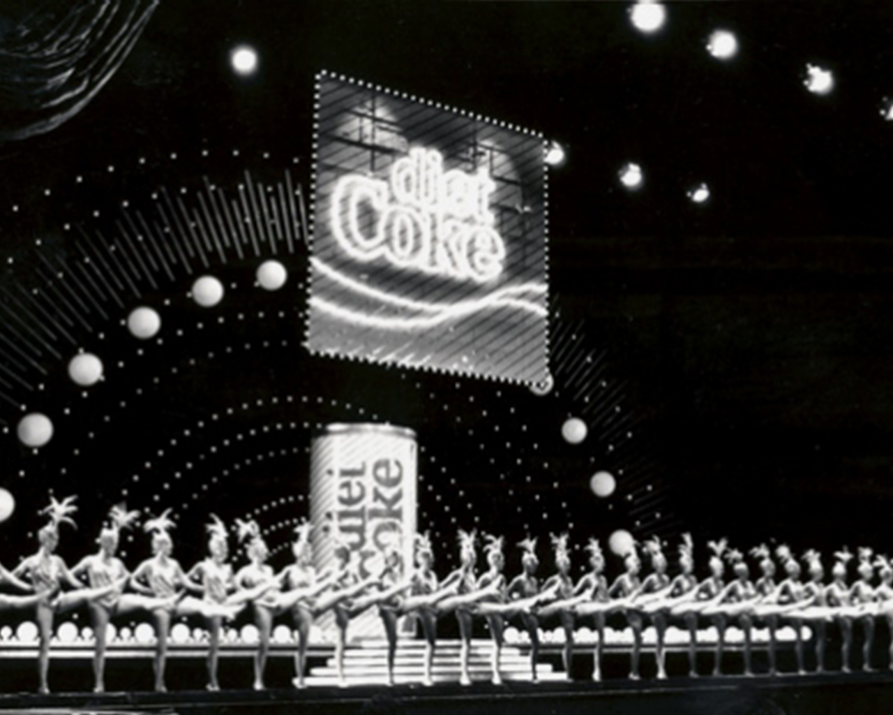 Fotografía antigua en blanco y negro de un espectáculo de baile de los años 1920 con una ilustración de Coca-Cola Diet 
