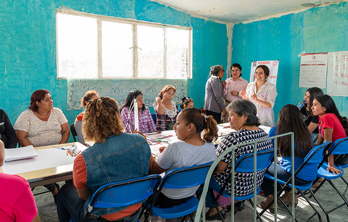 Mujeres capacitándose para promover su empoderamiento económico