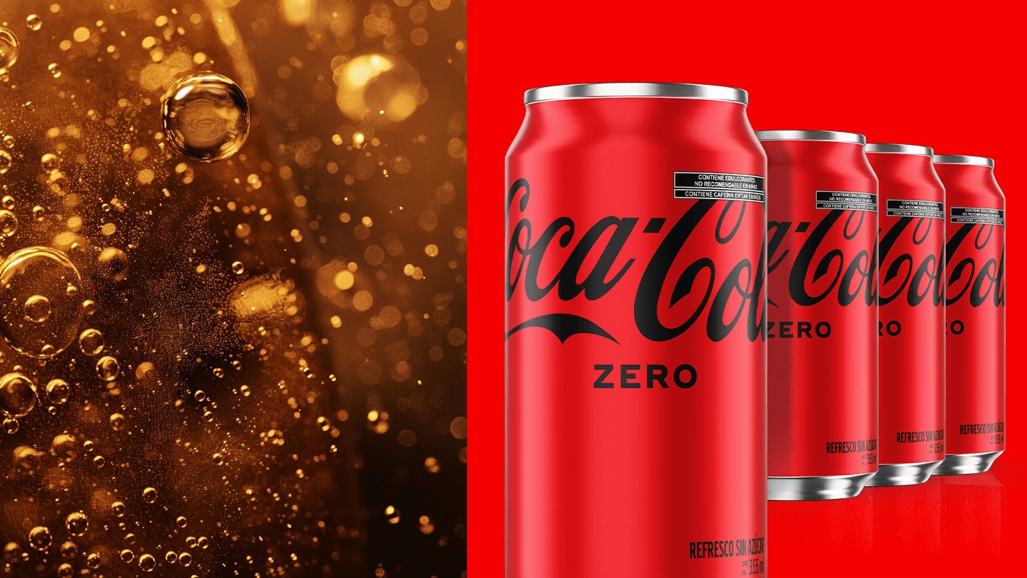 Banner con muchas latas en fila de Coca-Cola Zero del lado derecho y del lado izquierdo una imagen de liquido con burbujas de Coca-Cola