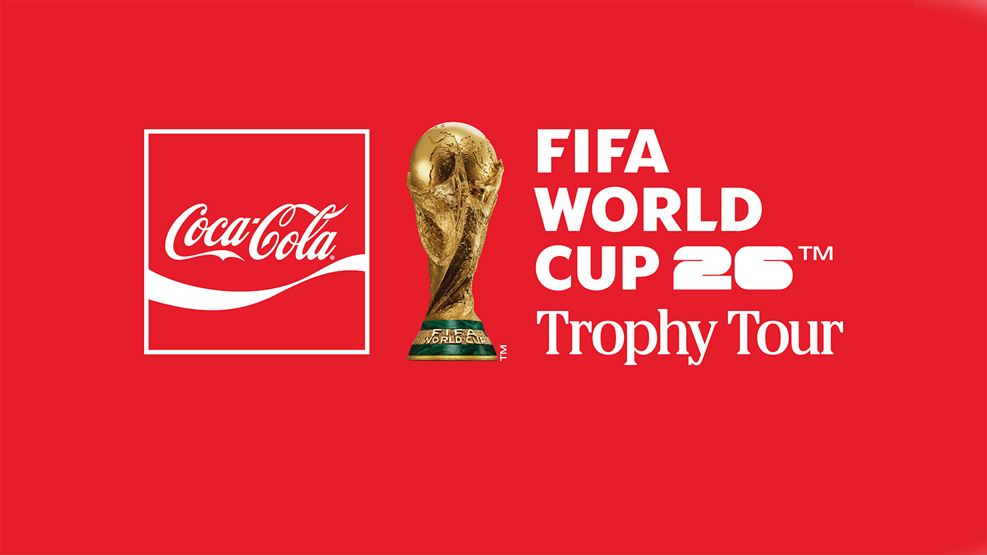 Logo de Coca‑Cola con la Copa Mundial de la FIFA 26™ y el texto “FIFA World Cup 26™ Trophy Tour”