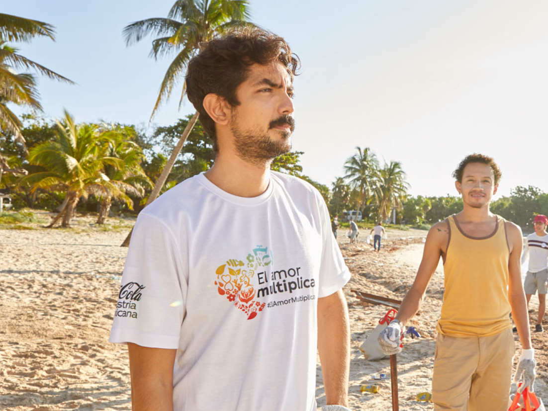 Dos jóvenes en la limpieza de una playa