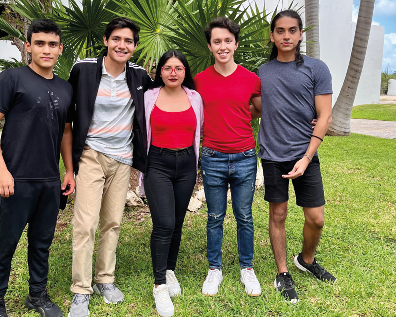 Un grupo de jóvenes que se encuentran juntos en unidad y solidaridad