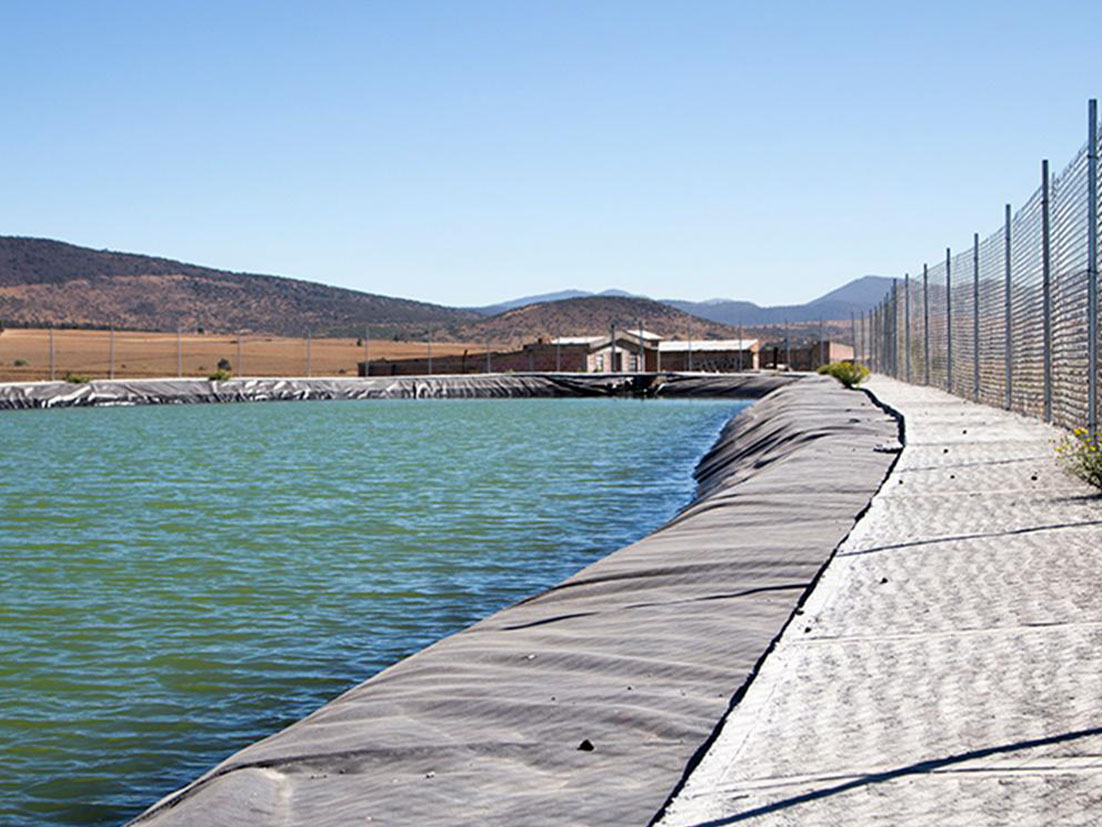 Agua almacenada en un lugar designado