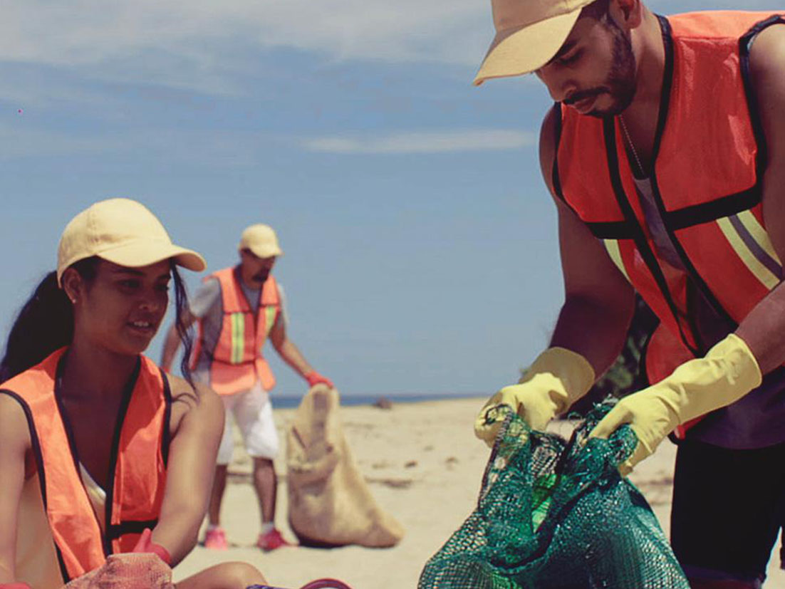 Voluntarios de la Fundación Coca-Cola limpiando la playa